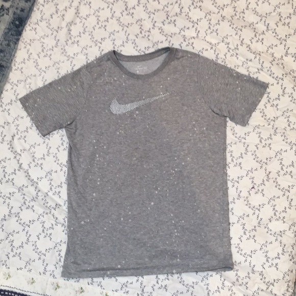 🔹The Nike Tee - Picture 1 of 4